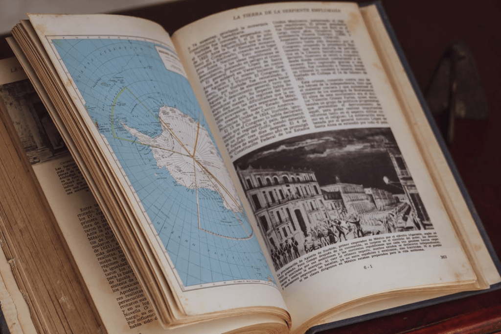 Libro abierto mostrando un mapa de una isla y texto en español sobre eventos históricos.